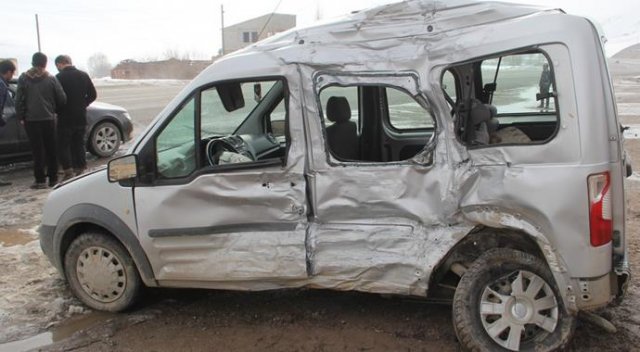 Van&#039;da tır ile otomobil çarpıştı: 1 ölü, 4 yaralı