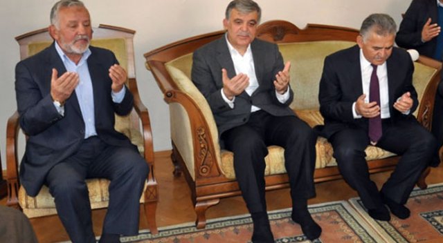Abdullah Gül: Memleketin durumu malum, Allah millete yardım etsin