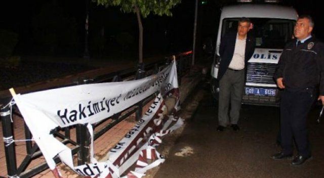 Adana&#039;da referandum pankartlarına saldırı