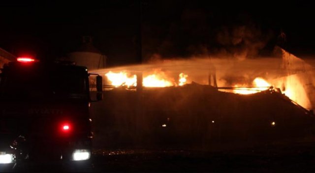 Afyonkarahisar&#039;da fabrika yangını: 2 yaralı