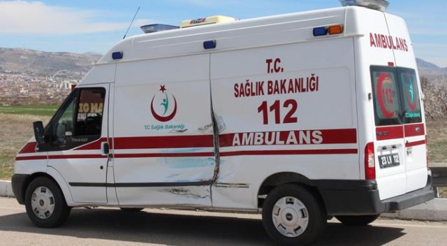 Ambulansla kamyonet çarpıştı: 3 yaralı