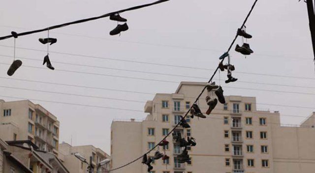 Ayakkabıları çalıp, elektrik kablolarına astılar