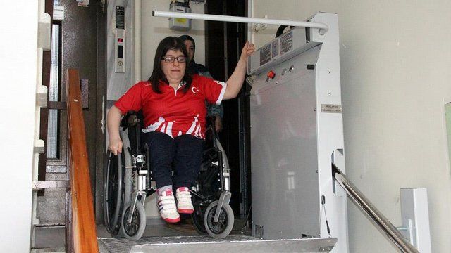 Cumhurbaşkanı Erdoğan&#039;ın desteğiyle engelli asansörüne kavuştu