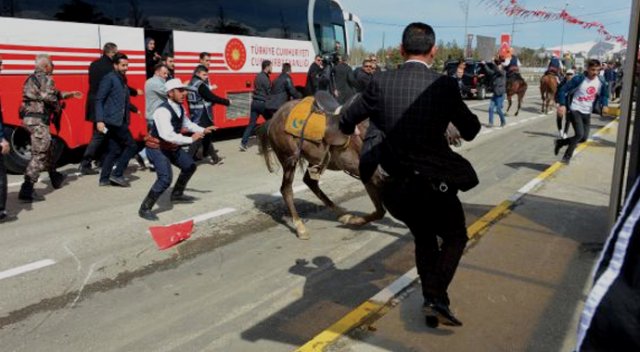 Erdoğan&#039;ı atlı ciritçiler karşıladı