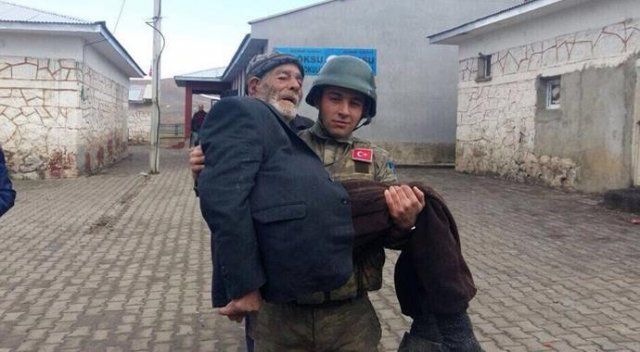 Erzurum&#039;da mehmetçik yaşlı adamı sandığa kucağında götürdü