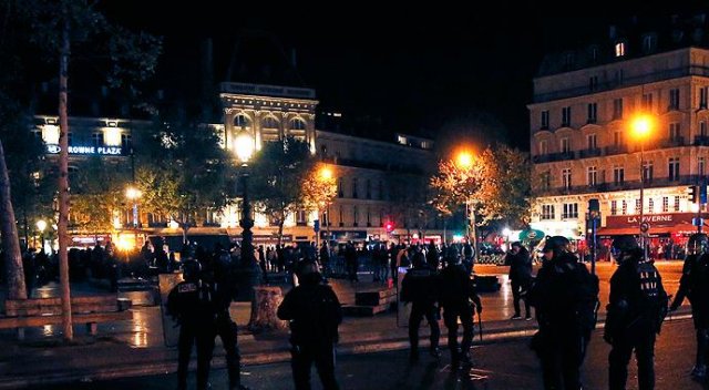 Fransa&#039;da Le Pen ve Macron protestosu