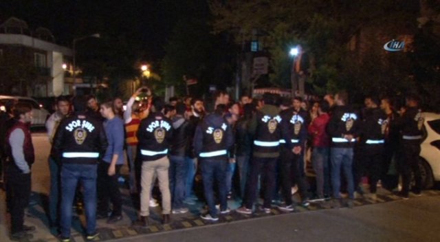 Galatasaray taraftarları, yönetim ve futbolcuları protesto etti