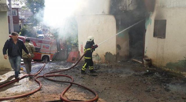 Gölcük&#039;te yangın çıktı, 2 ev yandı