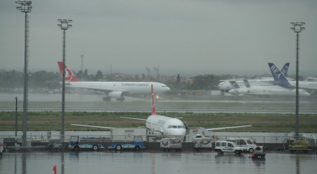 İstanbul’da hava trafiğine yağış engeli