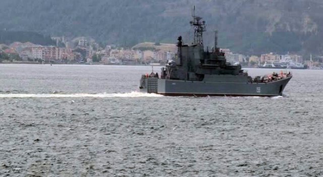Karadeniz&#039;de savaş gemisiyle yük gemisi çarpıştı
