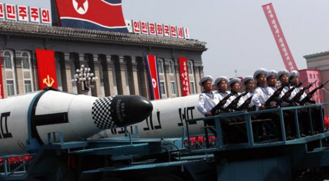 Kuzey Kore&#039;den gövde gösterisi! Uzun menzilli füzelerini sergiledi