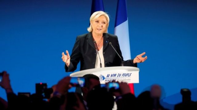 Le Pen: &#039;Avro öldü. Çıkıp Frank para birimine geçelim&#039;