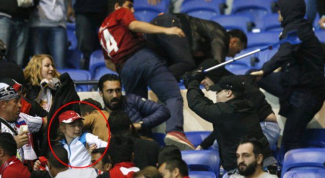 Lyon&#039;lu taraftarlar, kadın çocuk demeden Beşiktaşlı taraftarlara saldırdı