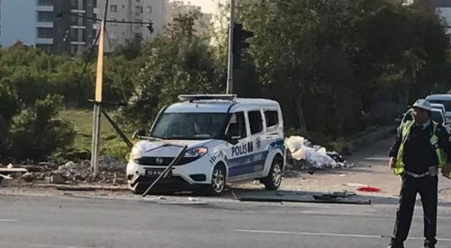 Mersin&#039;de polis aracına bombalı saldırı: 2 polis yaralı