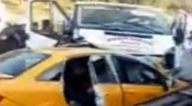 Minibüsle taksi çarpıştı: 2 ölü, 3 yaralı