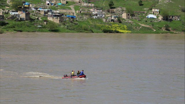 Oy kullanmak için botlarla nehrin karşısına geçtiler