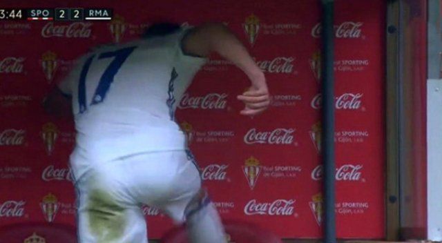 Real Madrid&#039;li Lucas Vazquez, oyundan alınınca koltuğu tekmeledi