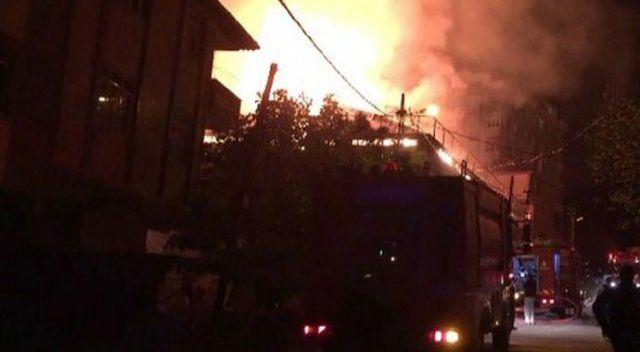 Sancaktepe&#039;de fabrika alev alev yandı