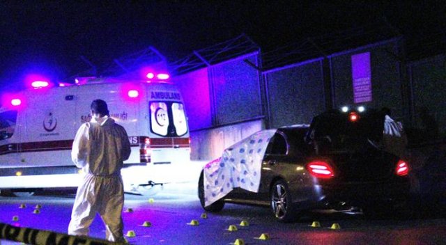 Sarıyer&#039;de lüks otomobile kurşun yağdırdılar: 2 ölü
