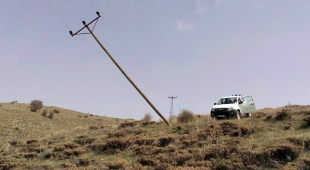 Sivas’ta şiddetli fırtına 168 elektrik direğini yıktı