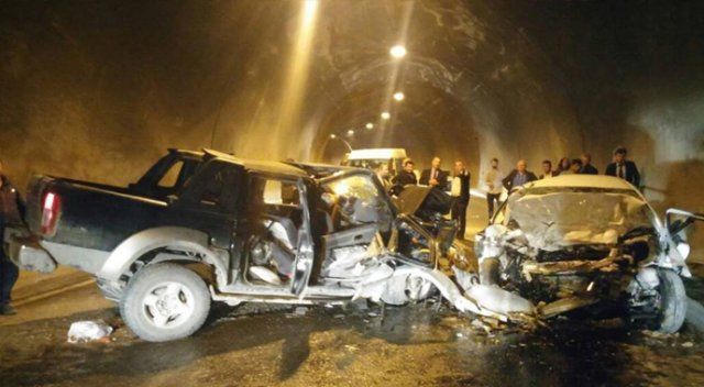 Tünelde iki araç kafa kafaya çarpıştı: 3 ölü, 3 yaralı