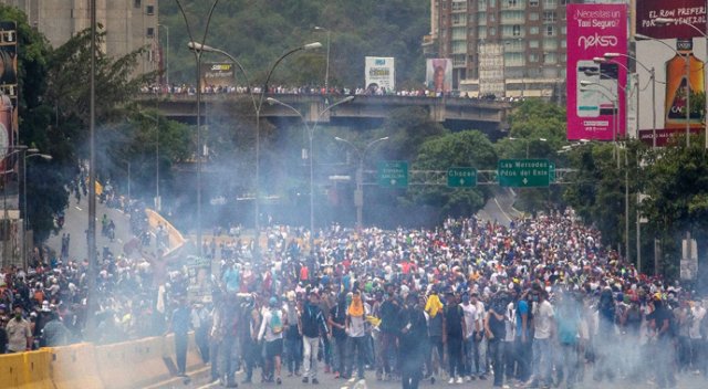 Venezuela’da iktidar ve muhalefet sokaklarda: 7 ölü