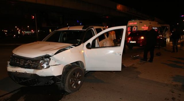 Adana&#039;da iki otomobil çarpıştı
