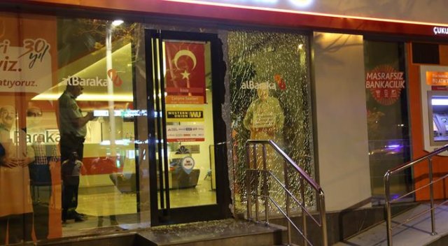 Adana&#039;da kırılan banka camı polisi harekete geçirdi