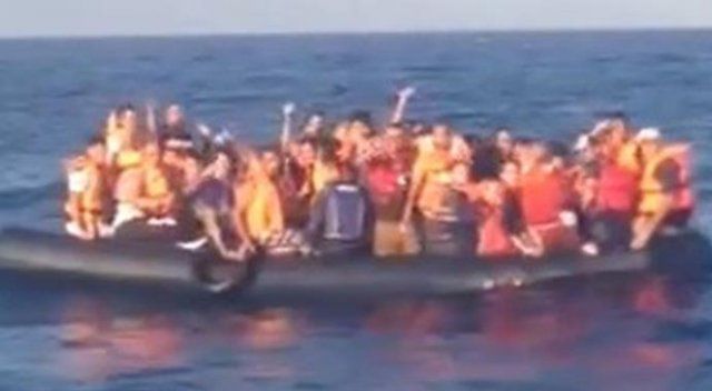 Akdeniz&#039;de 1 günde 2 bin 300 göçmen kurtarıldı
