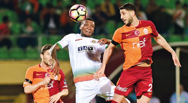 Galatasaray ligde 3.&#039;lük iddiasını son haftaya taşıdı
