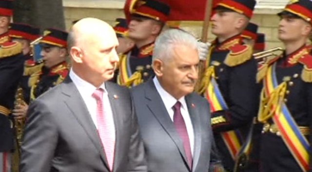 Başbakan Yıldırım Moldova’da resmi törenle karşılandı