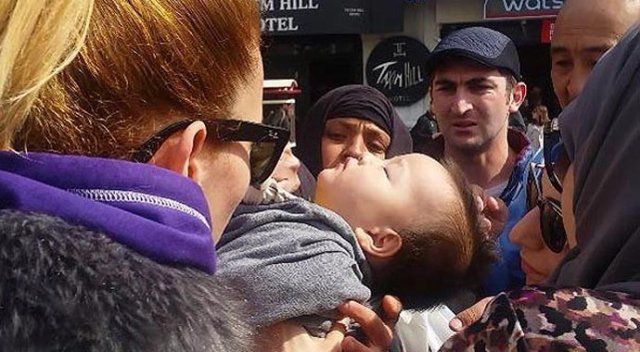 Bebeğin dili boğazına kaçtı, Taksim&#039;de ortalık karıştı