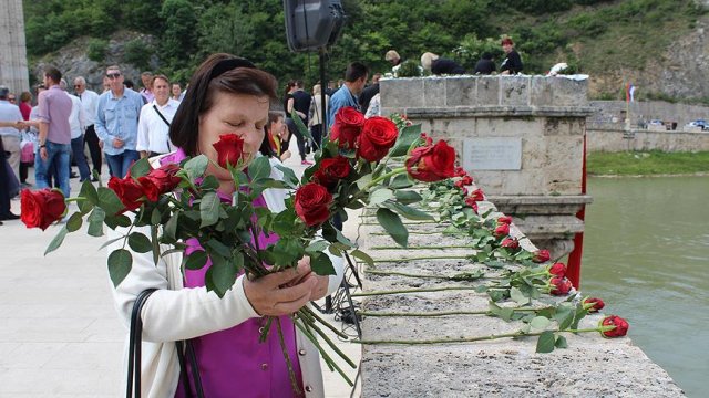 Bosna Savaşı&#039;nın kurbanları 3 bin gülle anıldı