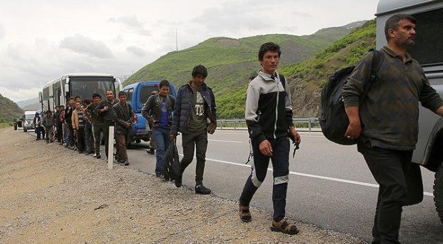 Bozulan yolcu otobüsünde 103 yabancı uyruklu yakalandı