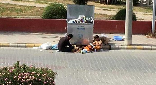 Çöpün önündeki Suriyeliler&#039;in fotoğrafı gündem oldu