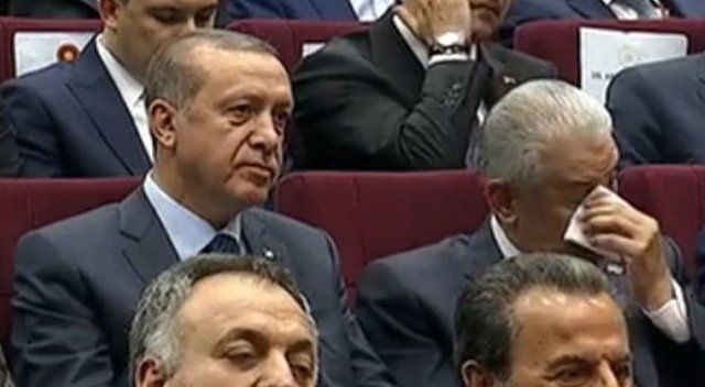 Erdoğan imzayı attı Yıldırım gözyaşlarını tutamadı