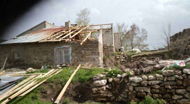 Erzurum&#039;da fırtına 15 evin çatısını uçurdu
