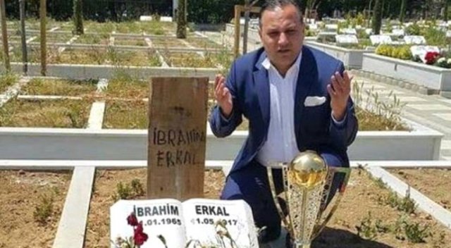 Erzurumspor Başkanı kupayı Erkal&#039;ın mezarına götürdü