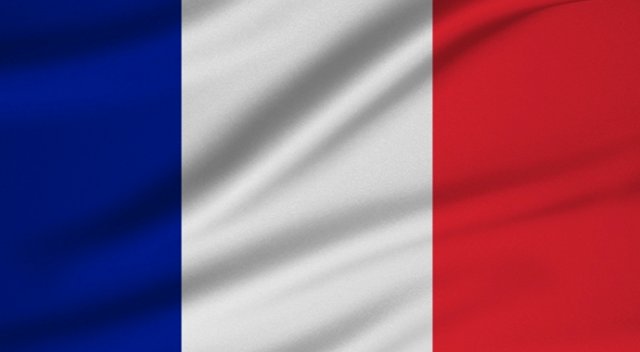 Fransa şaşırtmadı: Başörtüsünü çıkarmaya zorladı
