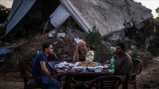 Gazze&#039;de enkazın ortasında iftar