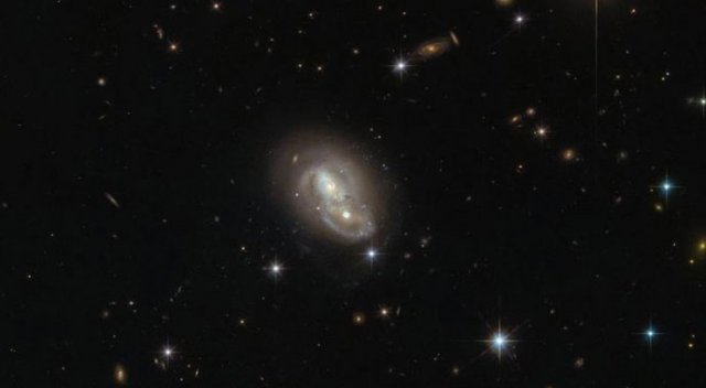Hubble Teleskobu galaksi ikizi keşfetti