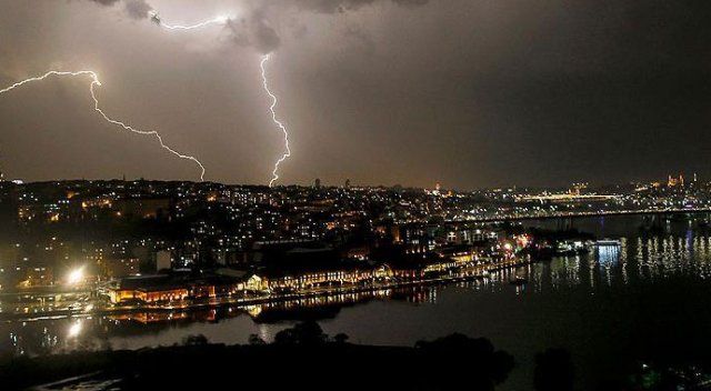 İstanbul&#039;da sağanak yağış hayatı olumsuz etkiledi