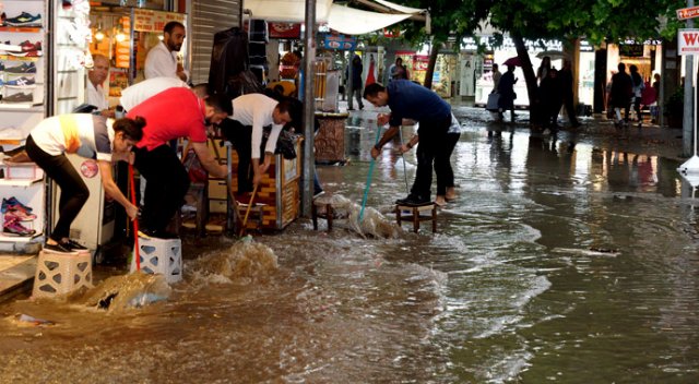 İzmir&#039;de sel hayatı olumsuz etkiledi