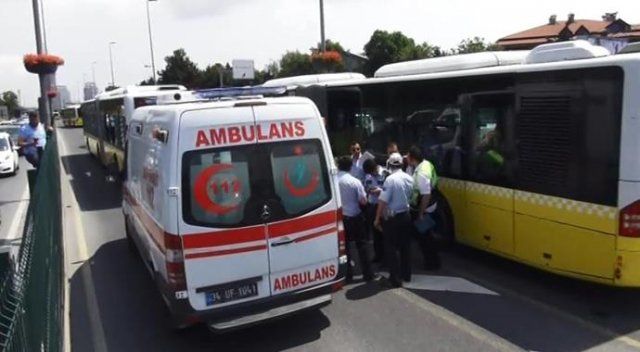 Kadıköy&#039;de metrobüs bariyerlere çarptı, yaralılar var