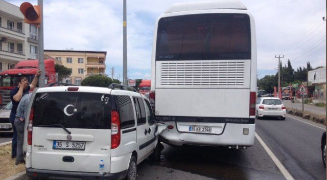 Kamyonet ile otobüs çarpıştı: 4 yaralı