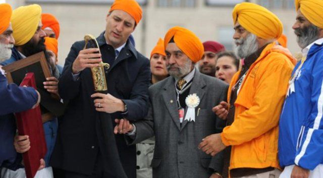 Kanada Başbakanı&#039;nın renkli çorapları törene damga vurdu