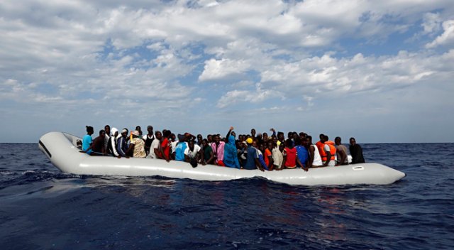 Libya açıklarında mülteci botu battı