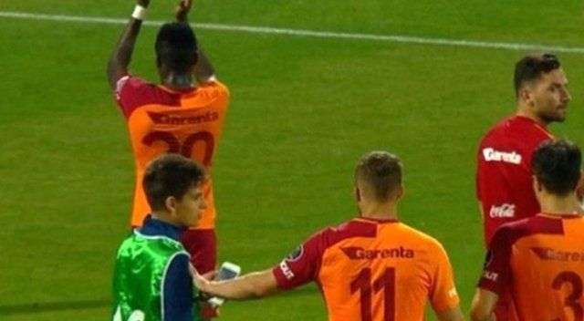 Podolski, fotoğraf çektirmek isteyen top toplayıcı çocuğu eliyle itti