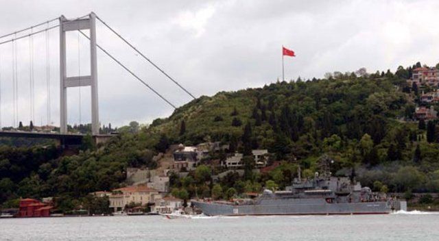 Rus askeri gemisi İstanbul Boğazı&#039;ndan geçti
