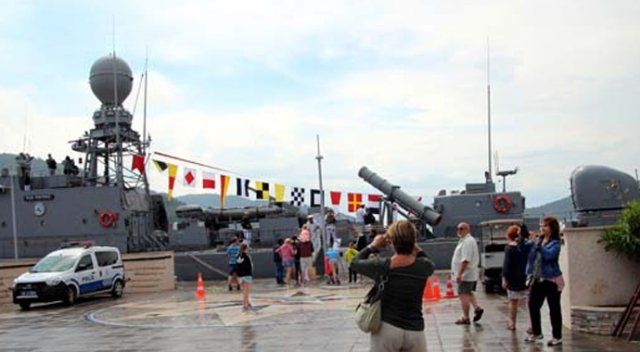 Savaş gemisine yabancı turist ilgisi